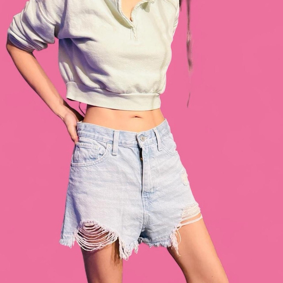 Levi’s High Waisted Mom Shorts Womens 28 Light Wash Distressed Cutoff Denim - Picture 4 of 7